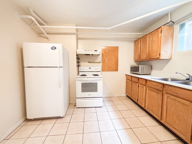Building Photo - Large 2 Bedroom Basement Apartment - Close...