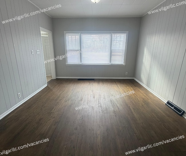 Building Photo - FOR RENT — SPACIOUS 3 BED / 2 BATH HOME