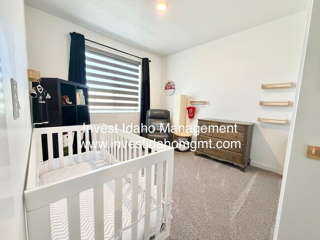 Building Photo - A Home You'll Fall in Love With