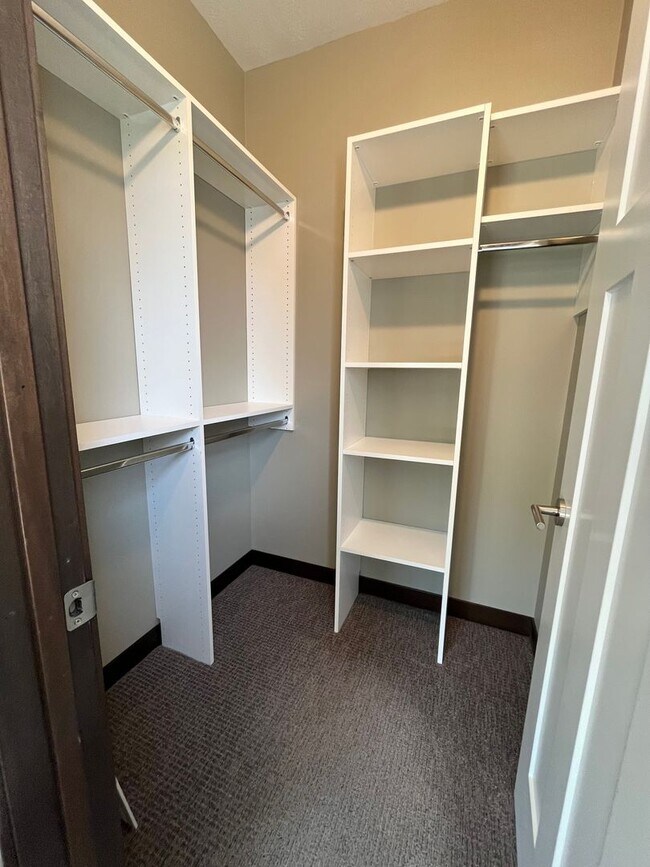 Building Photo - 3 Bed/2.5 Bath Townhome in Downtown Sioux Falls!!