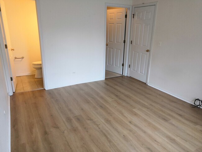 Building Photo - 249 W Ct of Shorewood