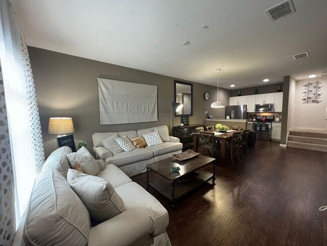 Building Photo - 8932 Shine Dr