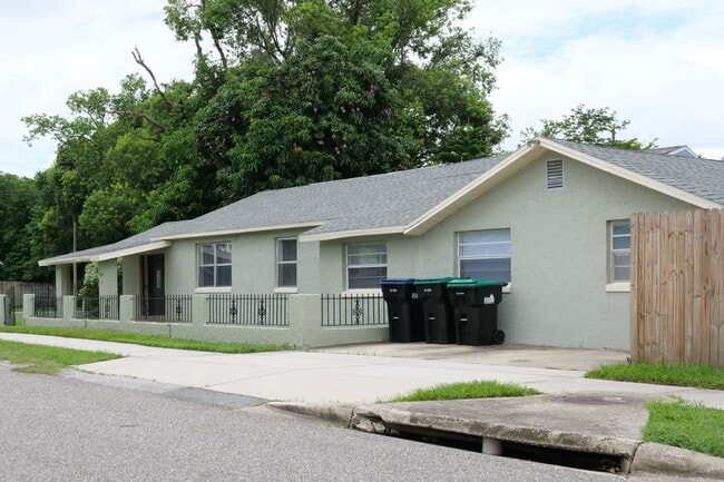Building Photo - 3 bedroom 2 bath, corner lot