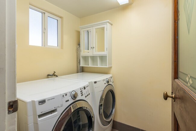 Building Photo - Spacious 3 Bedroom / 2 Bathroom Home in La...
