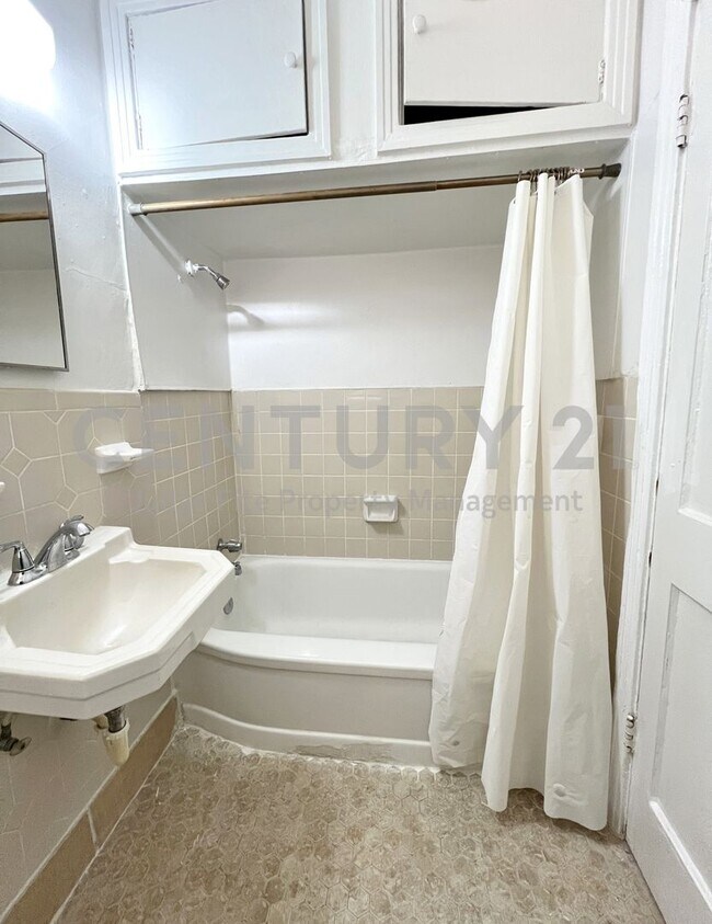 Building Photo - Cozy and Affordable 1/1 Duplex in Denton F...