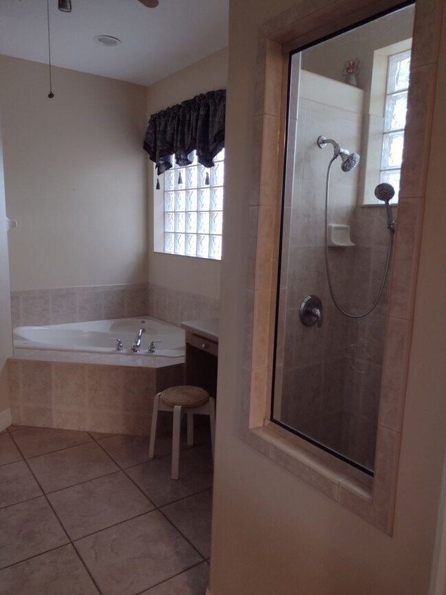 Building Photo - 592 Dowling Cir