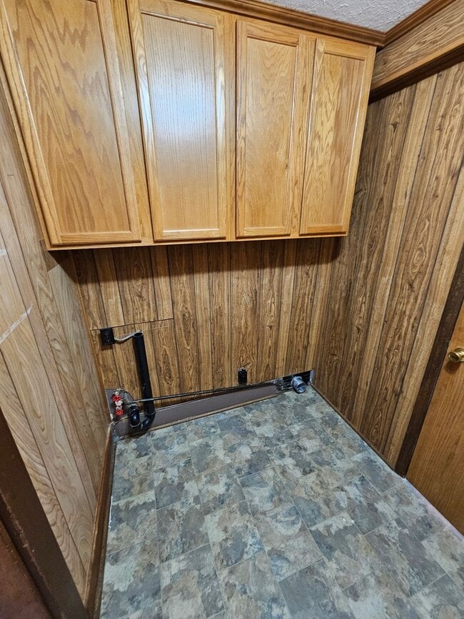 Building Photo - Spacious 2 Bedroom 1 Bath with 2 car Garage