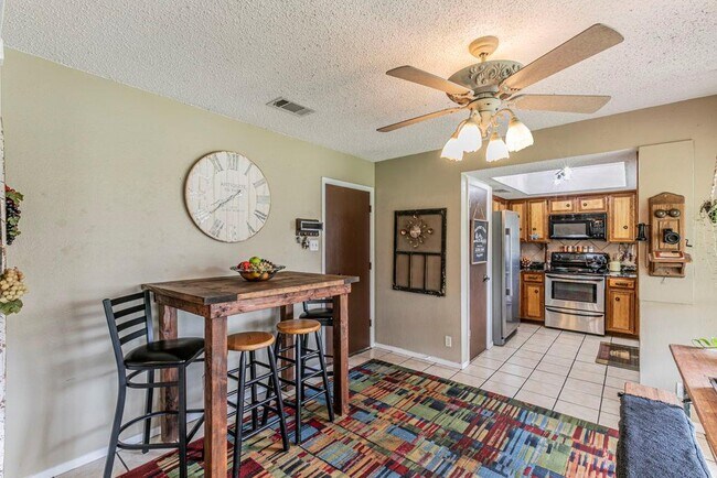 Building Photo - 302 S Mt Rushmore Dr