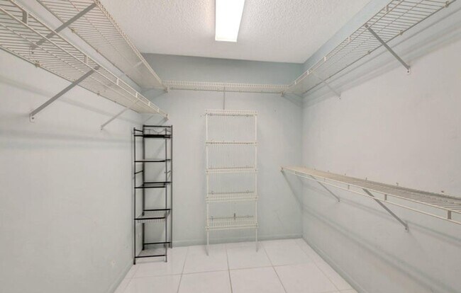 Building Photo - 5403 Verona Dr