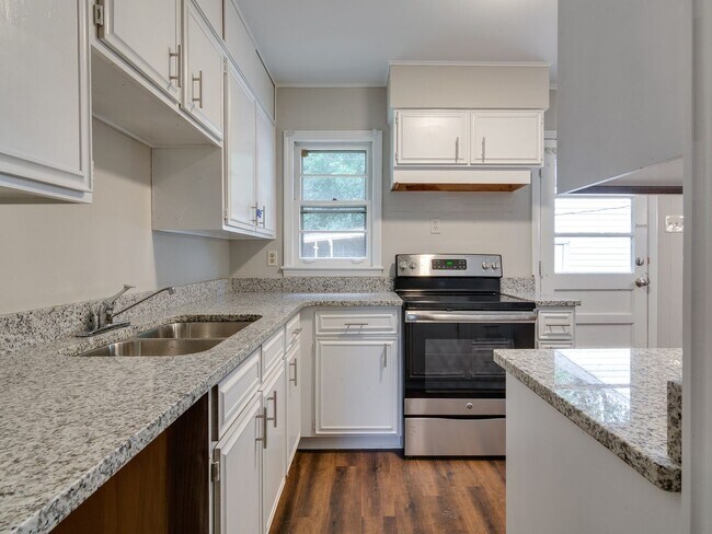 Building Photo - Beautiful renovation! 3bd 2 bath home in S...