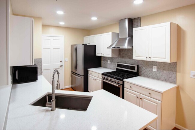 Building Photo - 1465 Rosewood Creek Dr