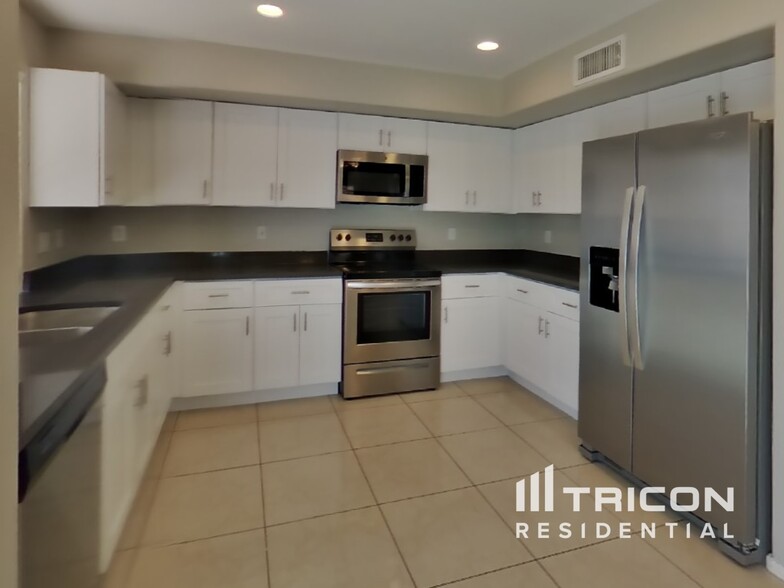 Building Photo - 655 E Lovegrass Dr