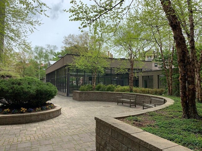 Building Photo - 1731 Beacon St