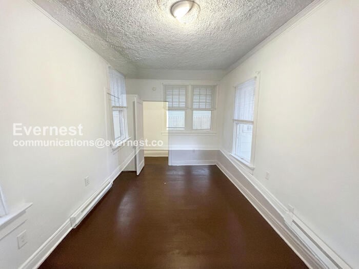 Building Photo - 802 E Broadway