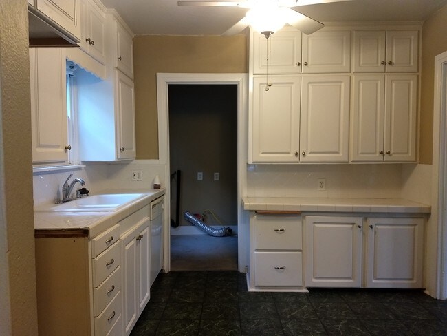 Kitchen - 13644 Earlham Dr