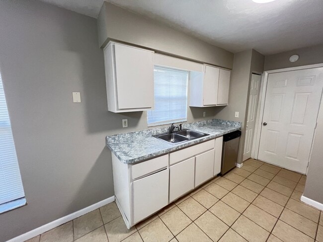 Building Photo - Lovely 3 bd/2 ba home in Summerfield!