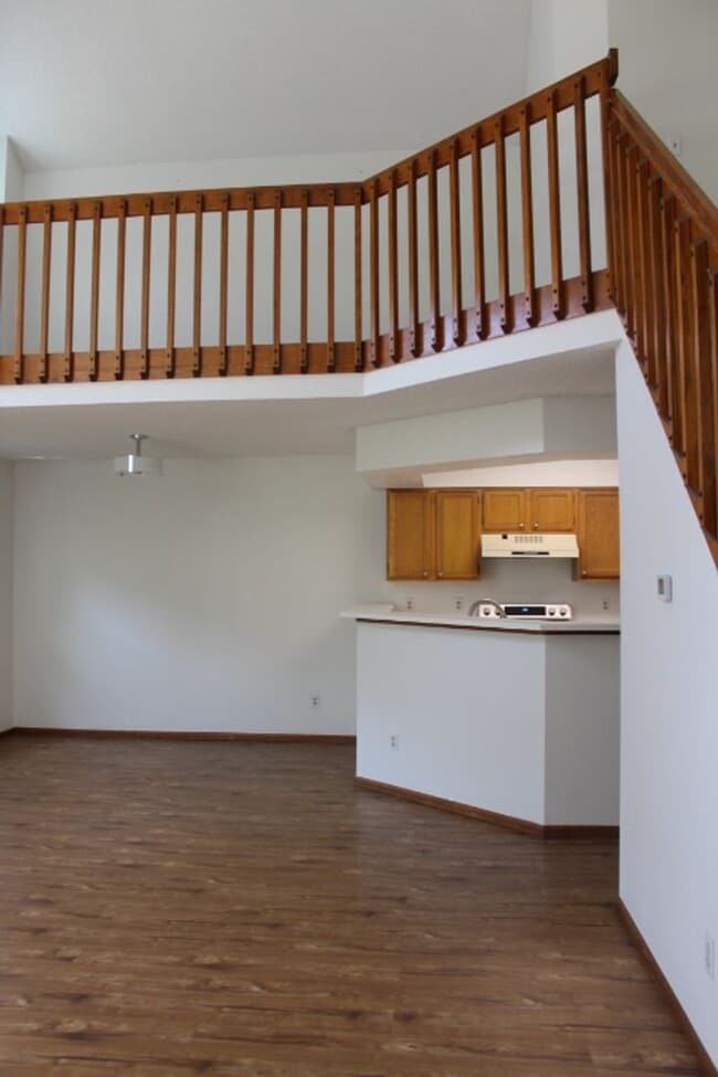 Building Photo - Gorgeous 2 Story End Unit in Lakewood!