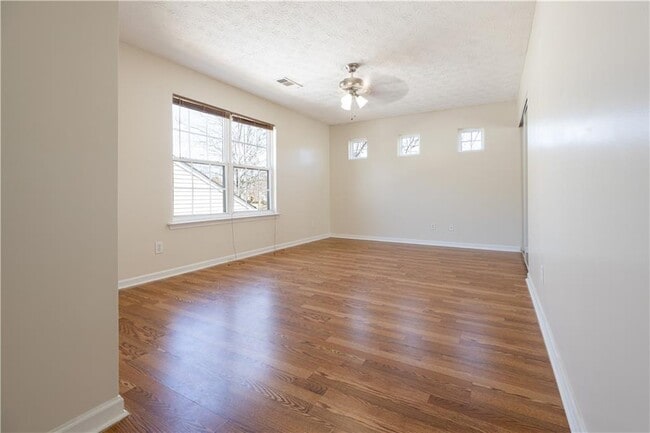 Building Photo - 317 W Oaks Trail