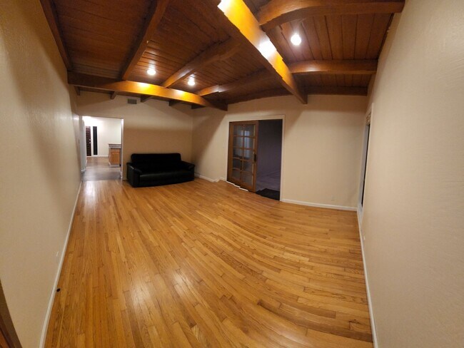 Building Photo - 5 bed 3.5 bath home close to campus!