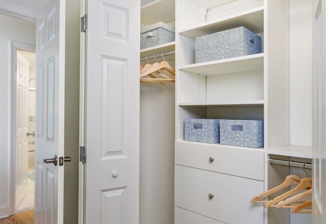 Building Photo - Incredible Deal - 2Bed, 1 Bath South Brookline Townhouse