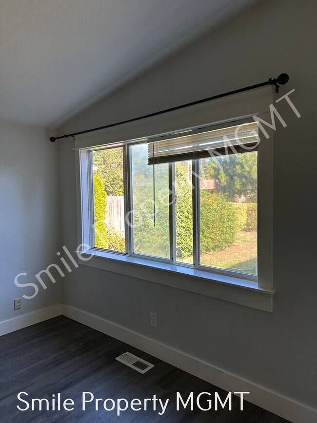 Building Photo - A charming three-bedroom & two-bathroom house.