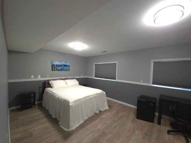 Building Photo - Fully Furnished Home