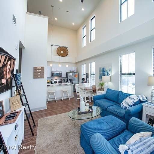 Building Photo - 1 br, 1 bath Room For Rent - 137 E. Glenn Ave