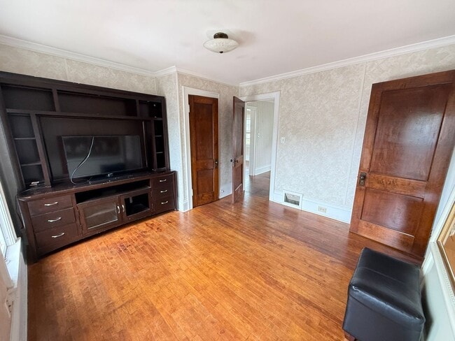 Building Photo - Well-Maintained 2-Bed Near Transit and Dow...