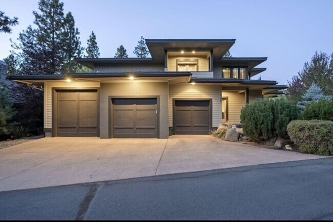 Building Photo - 19062 Mount McLoughlin Ln