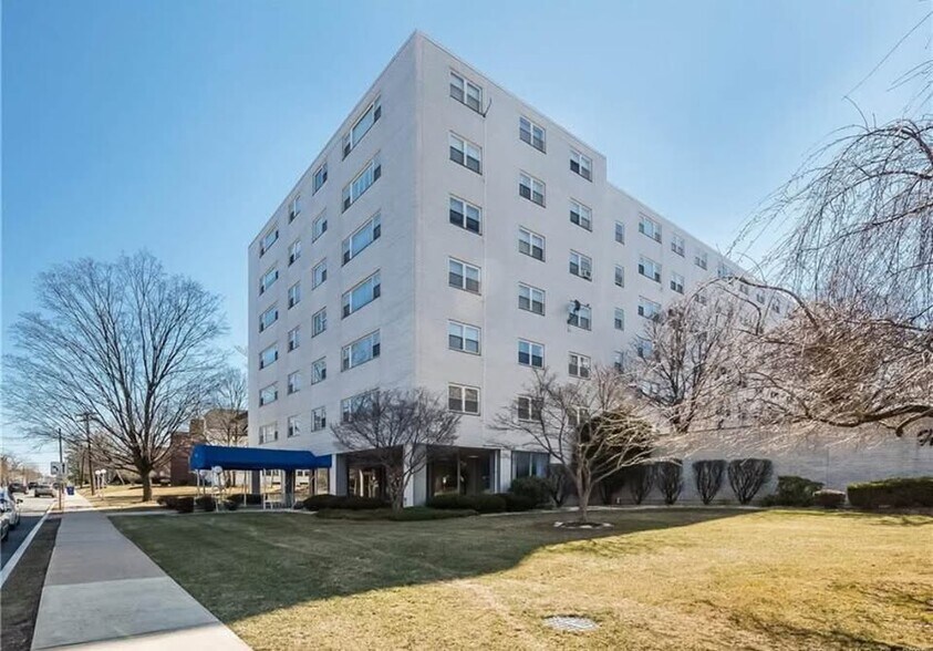 Building Photo - 887 Farmington Ave