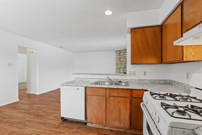 Building Photo - 302 Algerita Dr