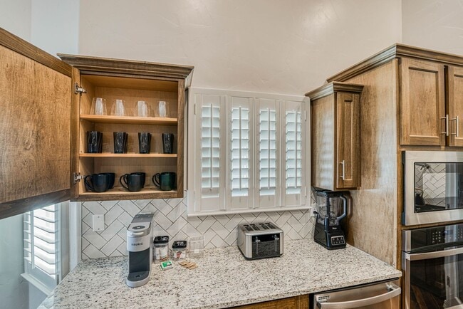 Building Photo - Eastside area for Short or Long Term Rental(Completely Furnished) Beautiful 4 bed/2 baths