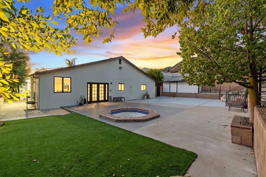Building Photo - 13940 Bermax Ave