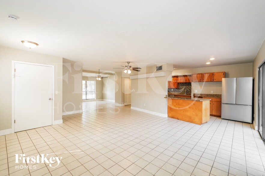 Building Photo - 8020 N Ola Ave