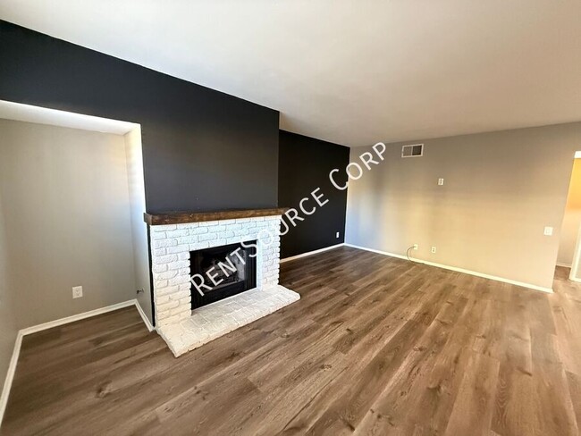 Building Photo - 2 Bedroom/2.5 Bathroom Two Story Town Home...