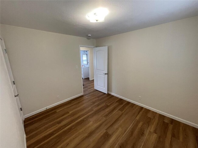 Building Photo - 433 Essen Ln