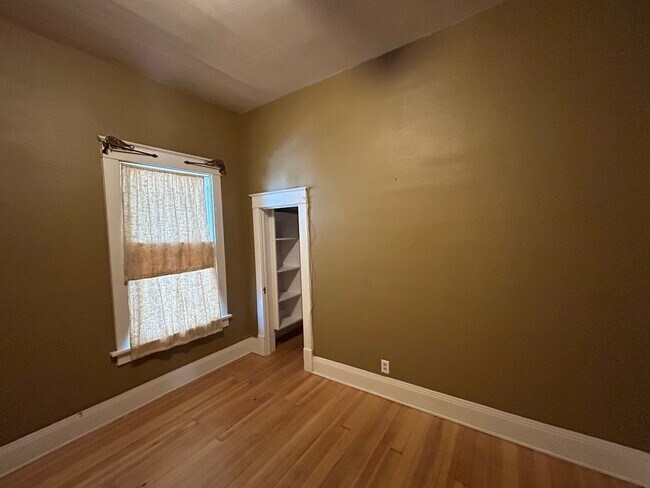 Building Photo - 927 Chipeta Ave