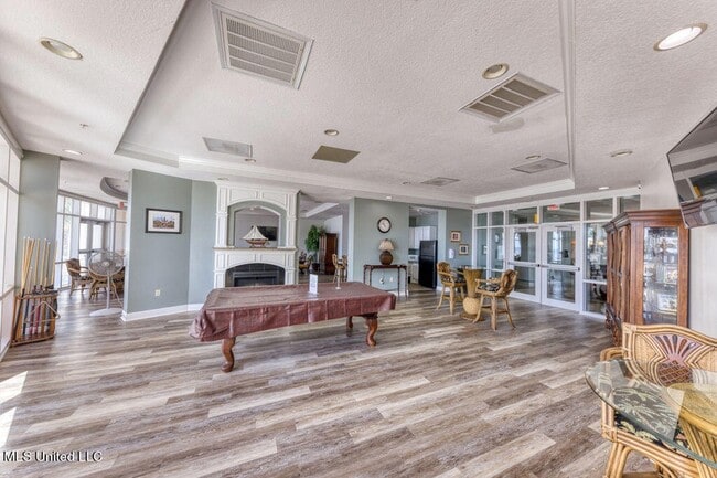 Building Photo - 2228 Beach Dr