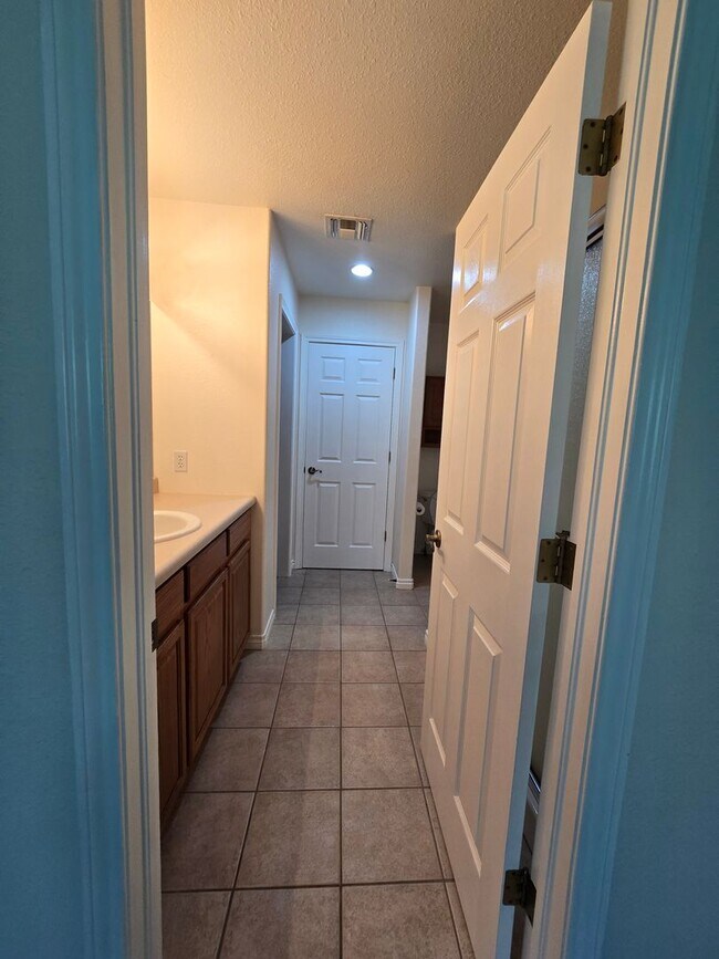 Building Photo - Beautiful single level townhouse located in quiet northwest area.
