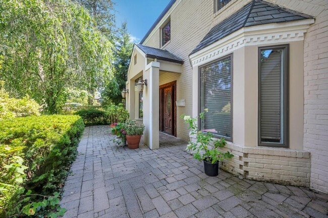 Building Photo - 18 Parkside Dr