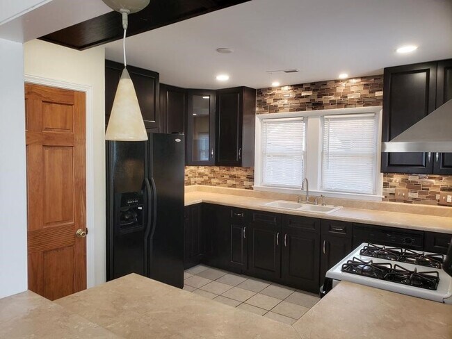 Building Photo - *Move in Savings* This exclusive offer won...
