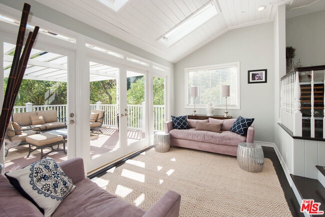 Building Photo - 7120 Pacific View Dr