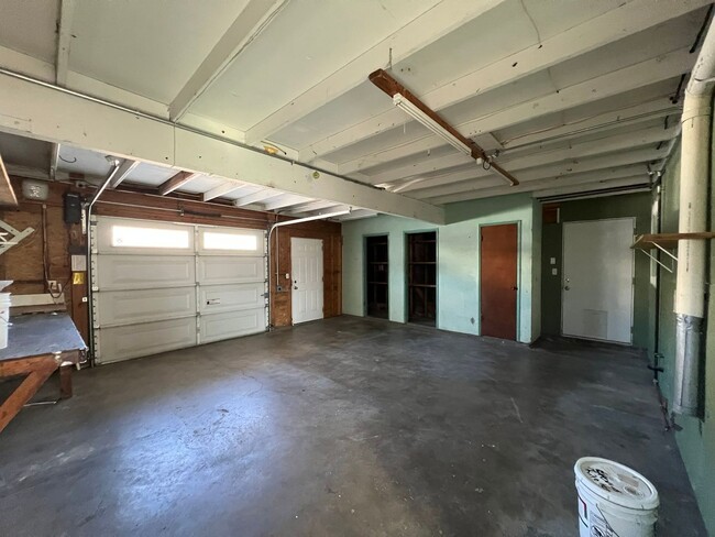 Building Photo - 2916 Dogwood Ave