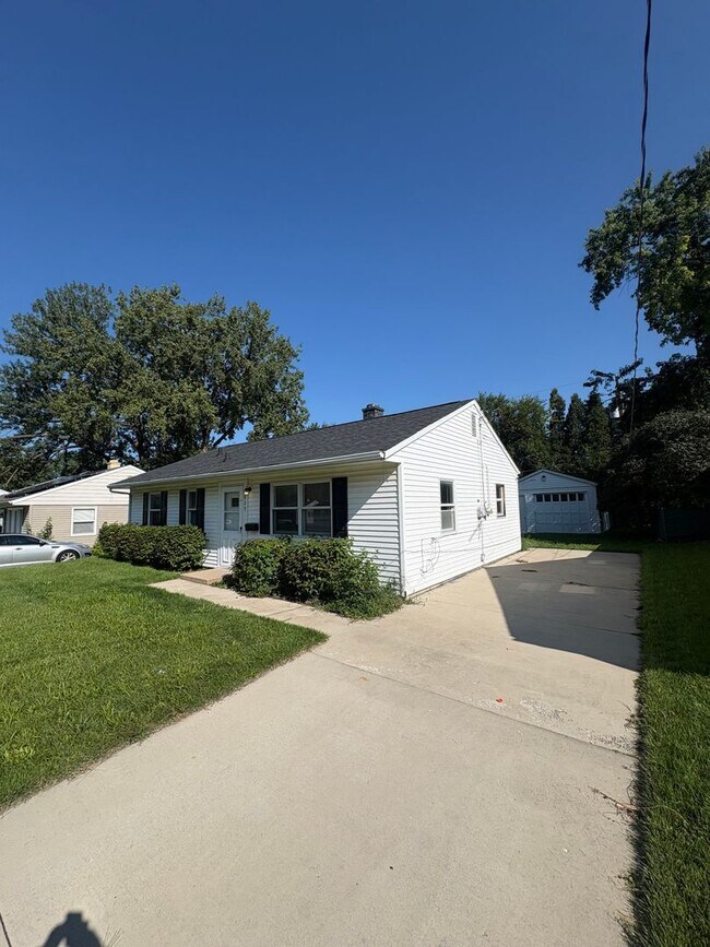 Building Photo - 925 W Willow Ln