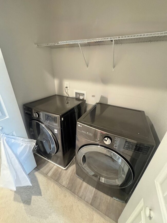 Building Photo - Spacious 3 Bedroom Townhouse