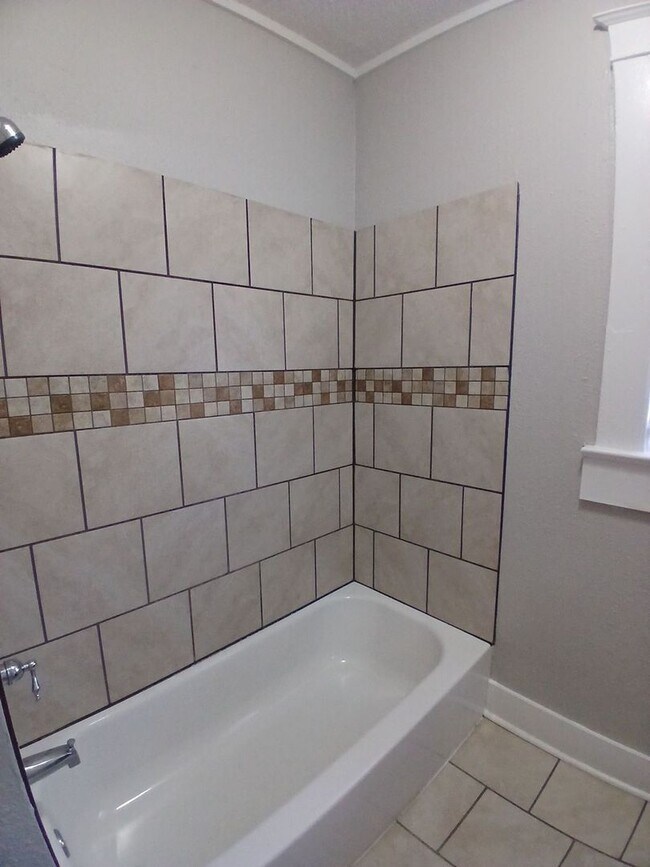 Building Photo - Newly Renovated 1BR/1BA Duplex near U of M