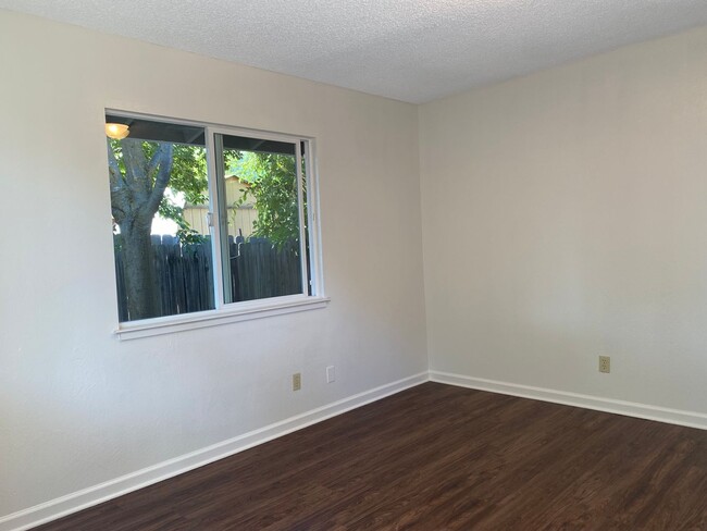 Building Photo - Convenient location, washer/dryer included