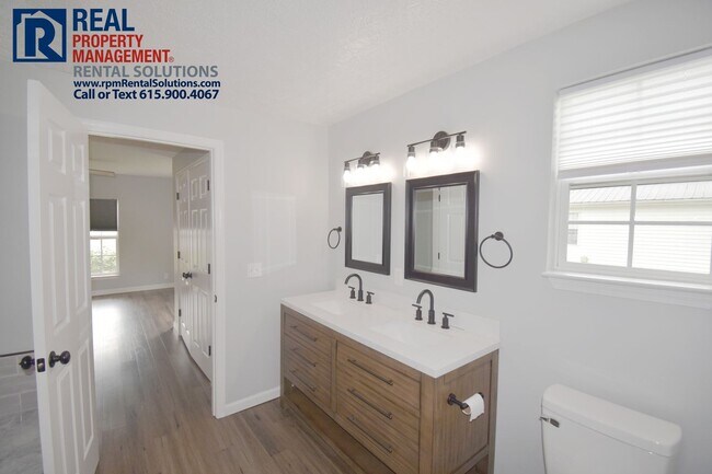 Building Photo - Adorable fenced in 3 bd 2 ba home in Murfr...