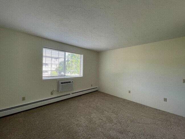 Building Photo - 385 Huse Rd