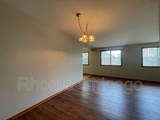 Building Photo - 519 W Parkside Dr